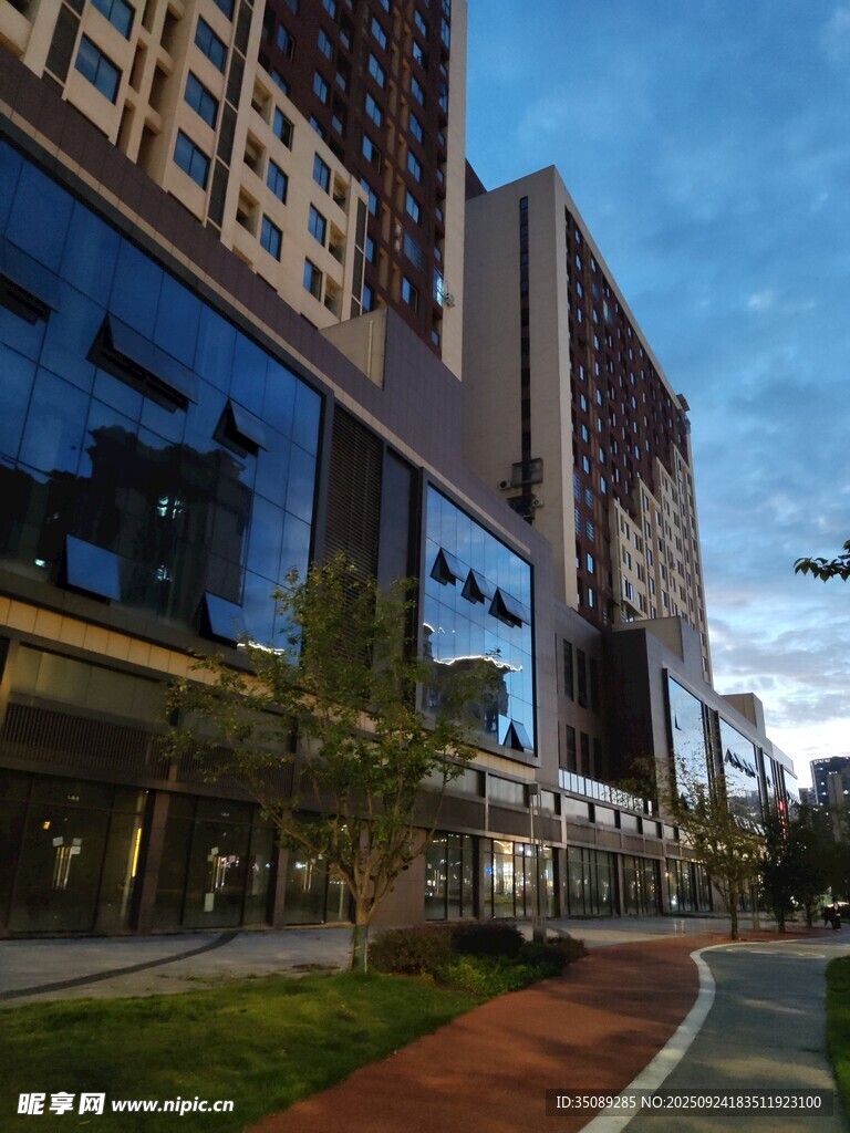 城市現(xiàn)代建筑景觀一角