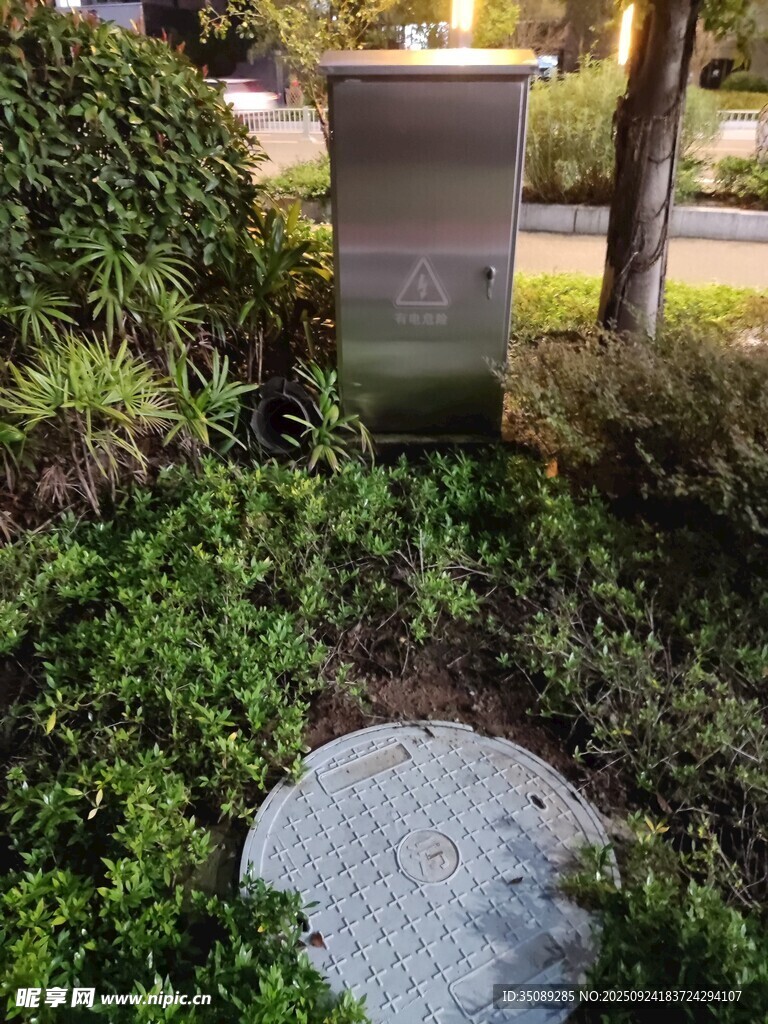 草叢中的金屬物件