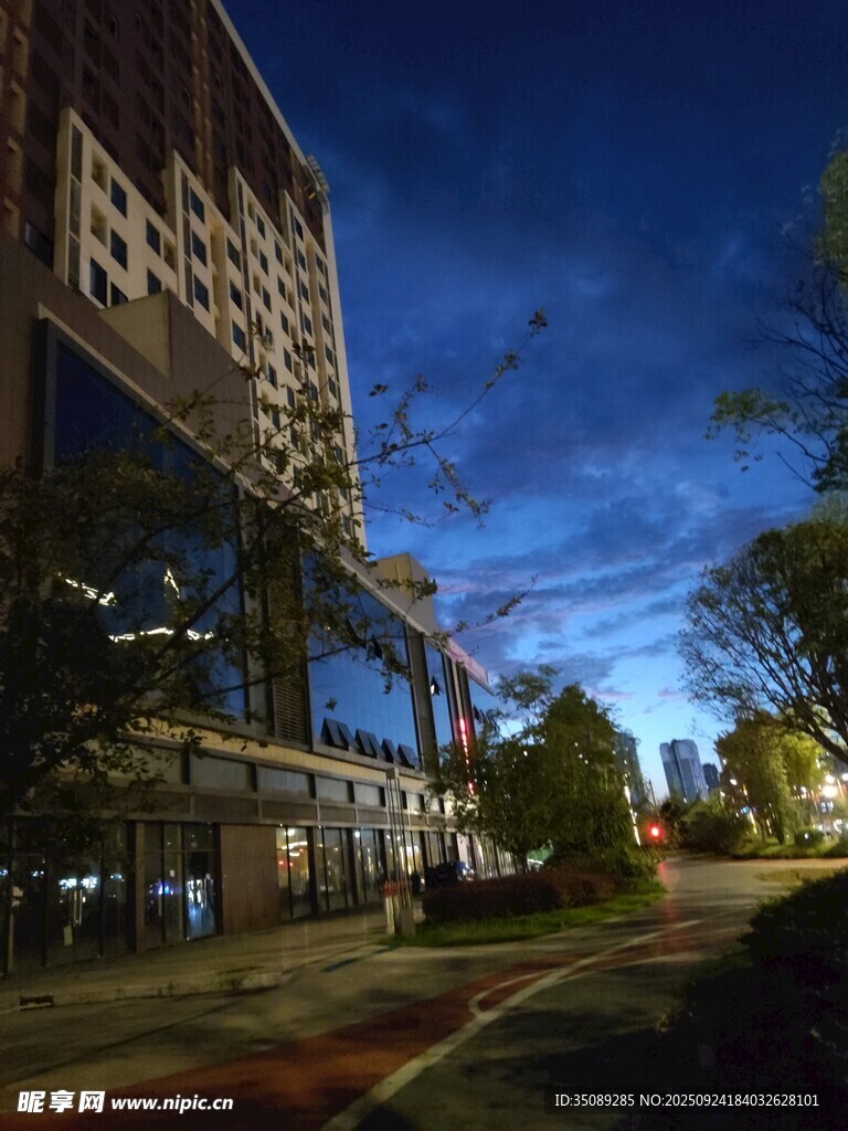 城市夜幕下的現(xiàn)代建筑景觀