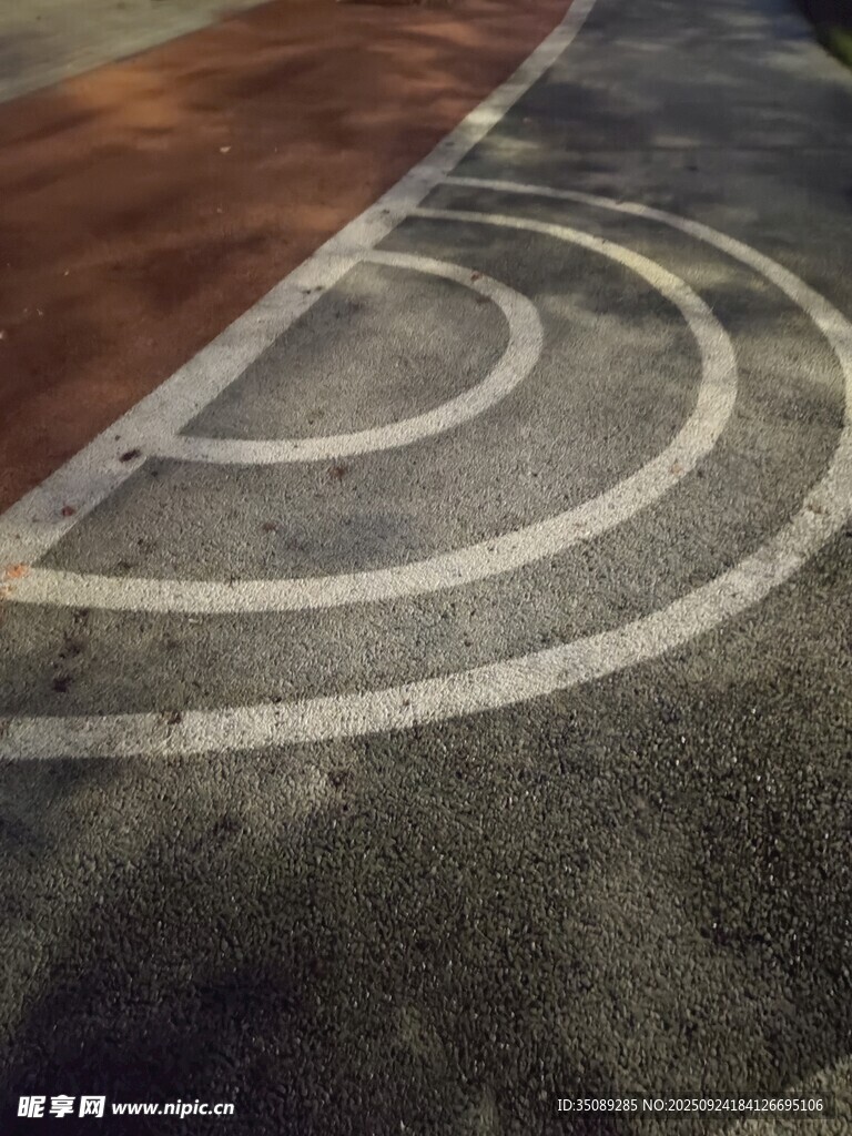 地面上的白色環(huán)形標(biāo)線