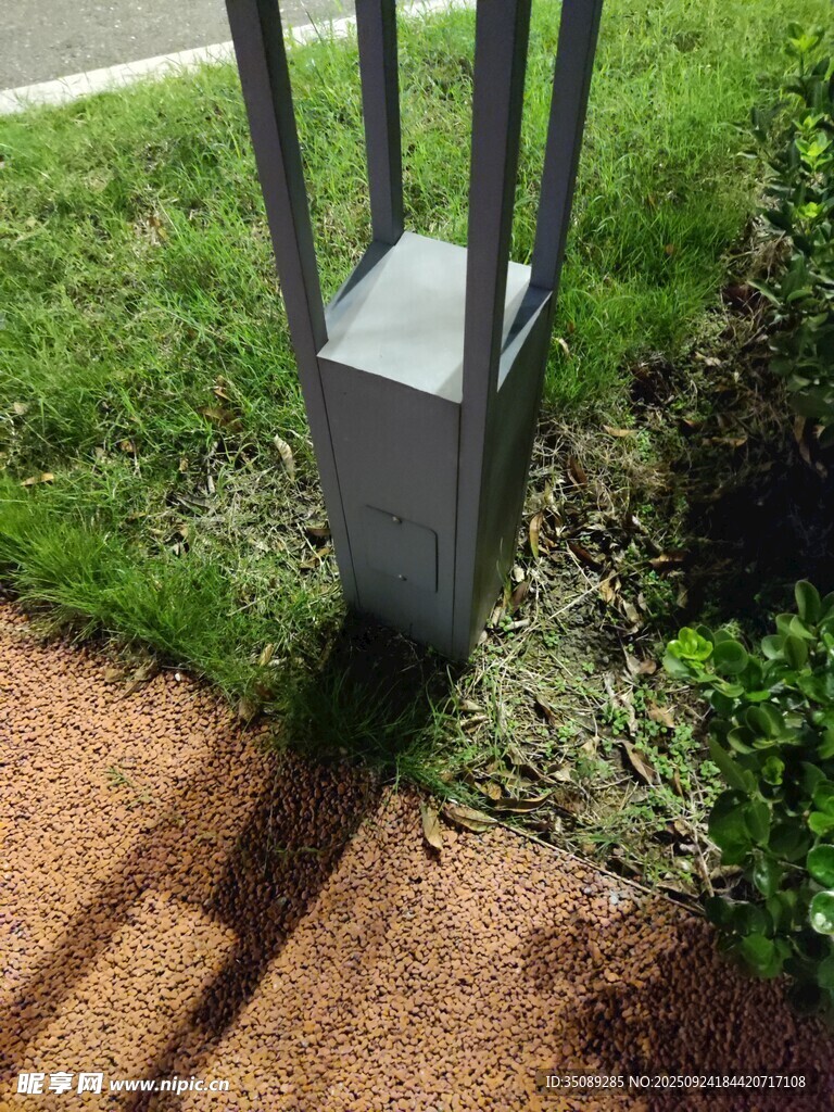 戶外草地中的金屬地燈