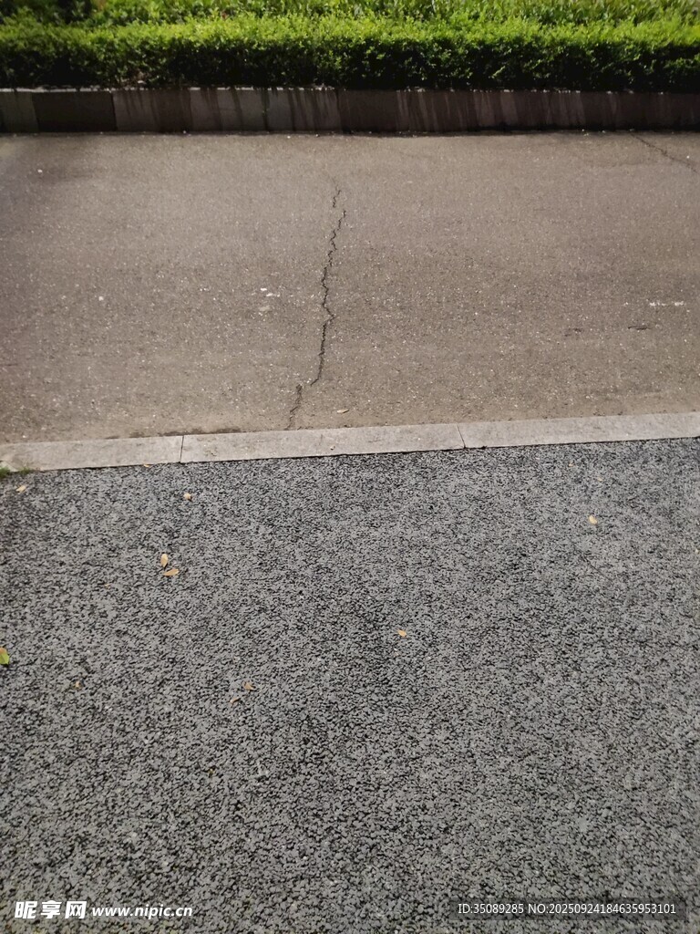 戶(hù)外灰色路面與綠植景觀