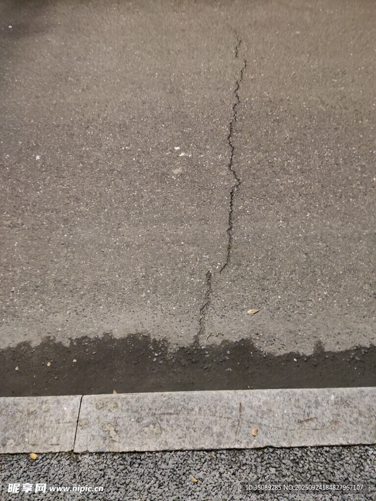路面裂縫特寫