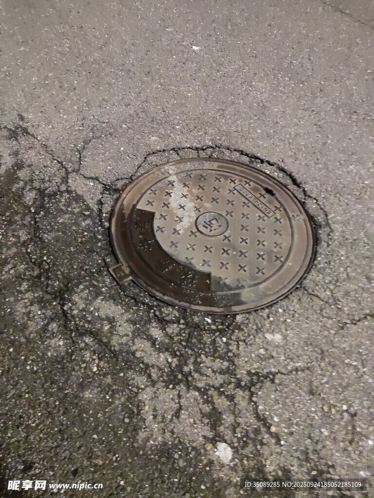 破損的路面井蓋