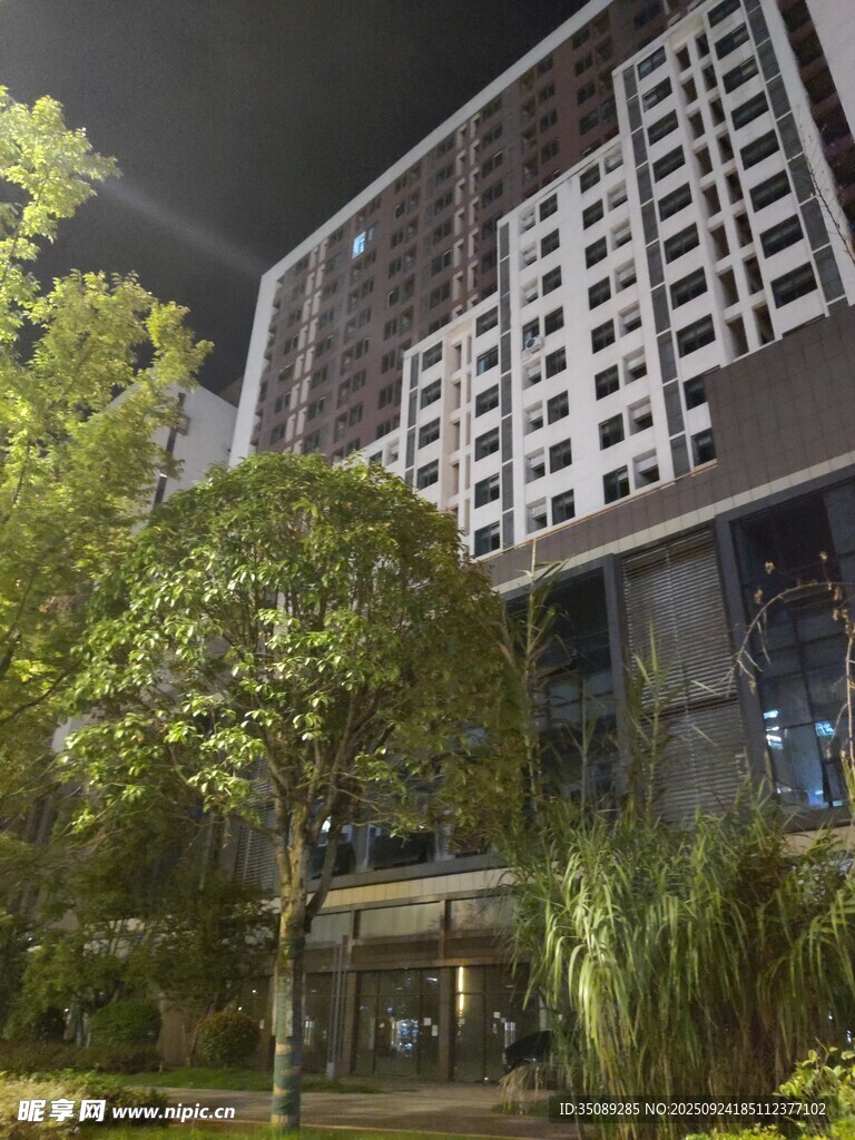 夜晚中的高層住宅建筑