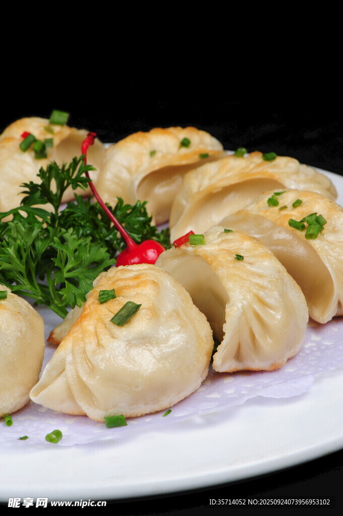 美味煎餃擺盤精致