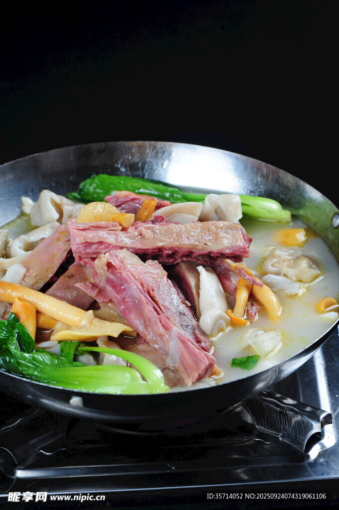 鍋中燉煮的豐盛食材咸雞