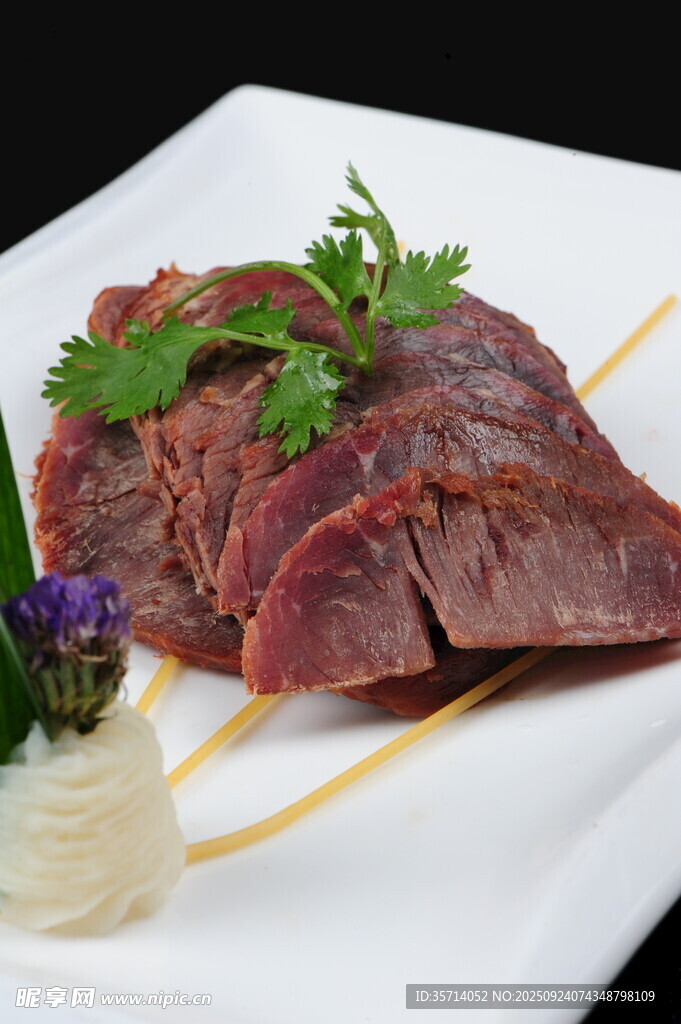 精致擺盤的美味醬牛肉
