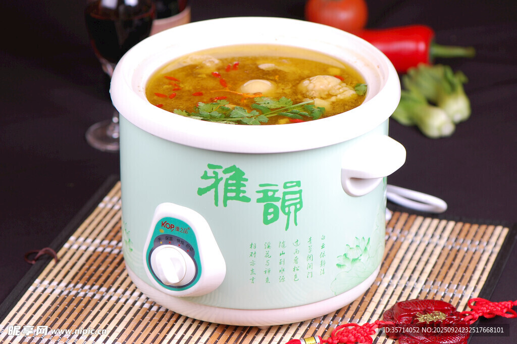 雅郡陶瓷碗裝美味熱湯