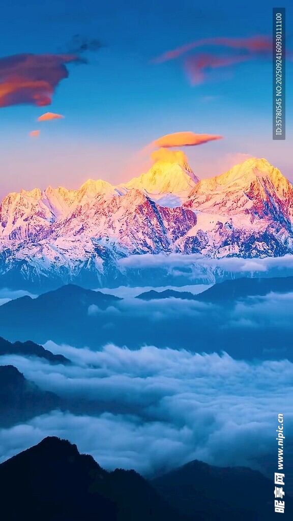 壯麗雪山云海日出美景
