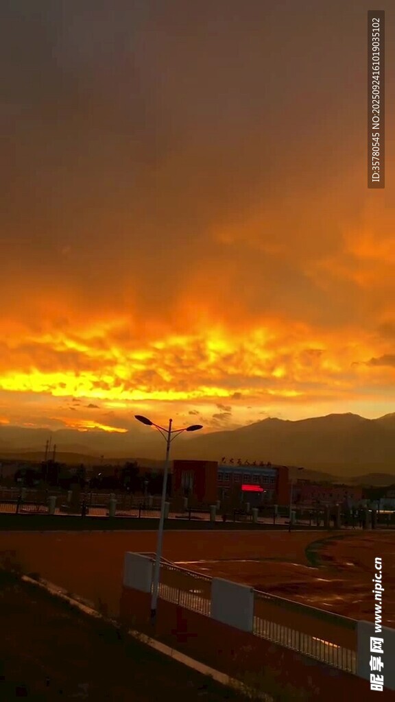 夕陽下的絢爛天空與跑道
