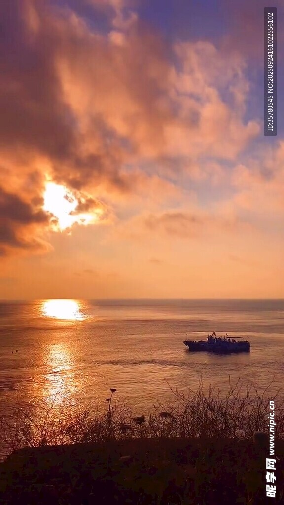 海上日落小船美景