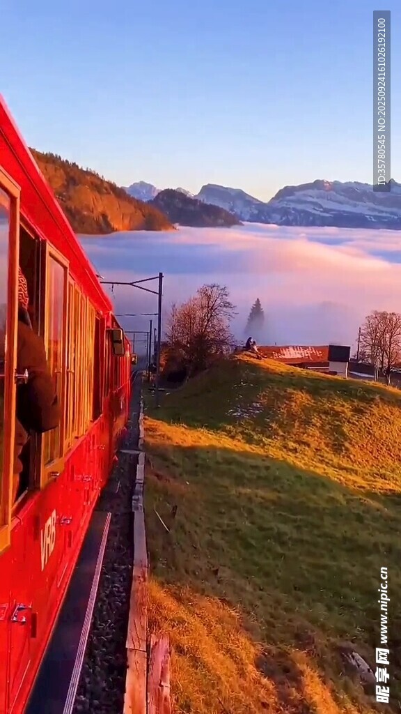 紅色列車穿行于美麗風(fēng)景