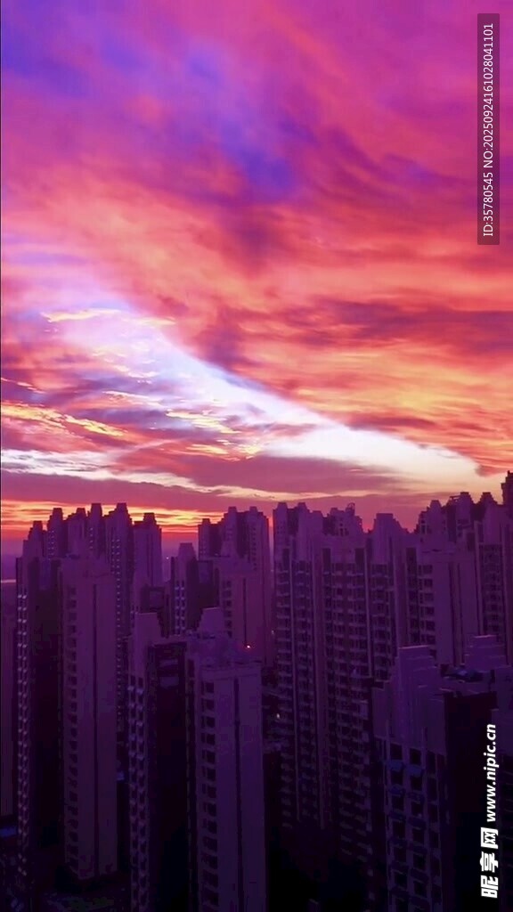 城市上空絢爛的晚霞景觀