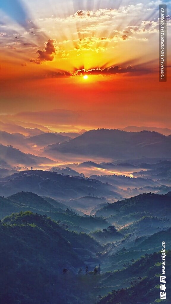 壯麗山巔日出美景