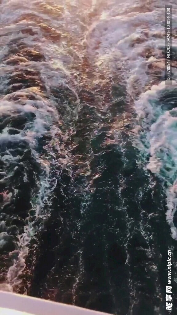 船行激起的美麗水波紋