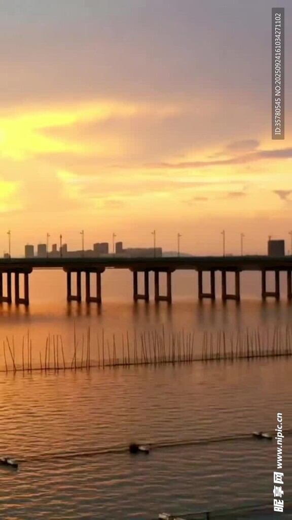 夕陽下的跨海長橋美景