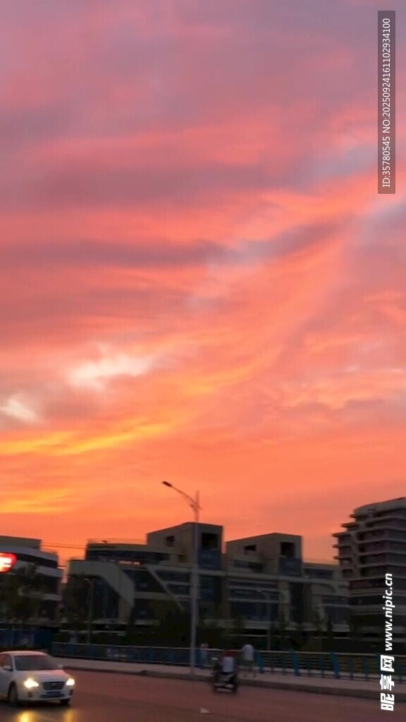 城市黃昏絢爛晚霞美景