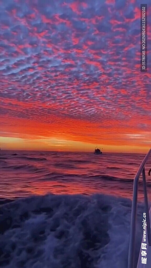 海邊絢爛晚霞下的美麗景致