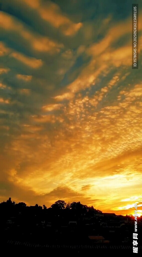 壯麗晚霞中的山巒剪影