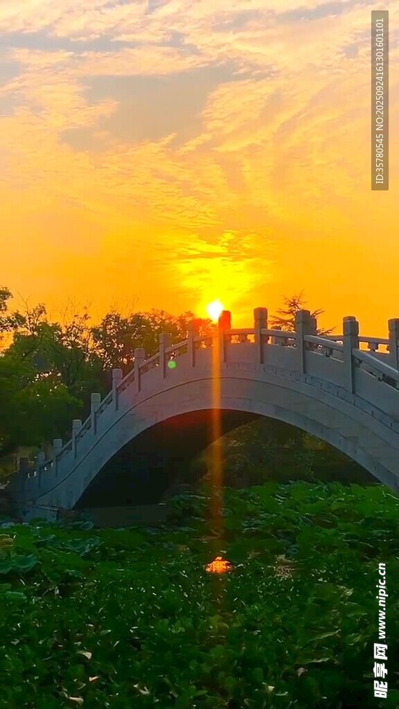 夕陽(yáng)下的拱橋美景