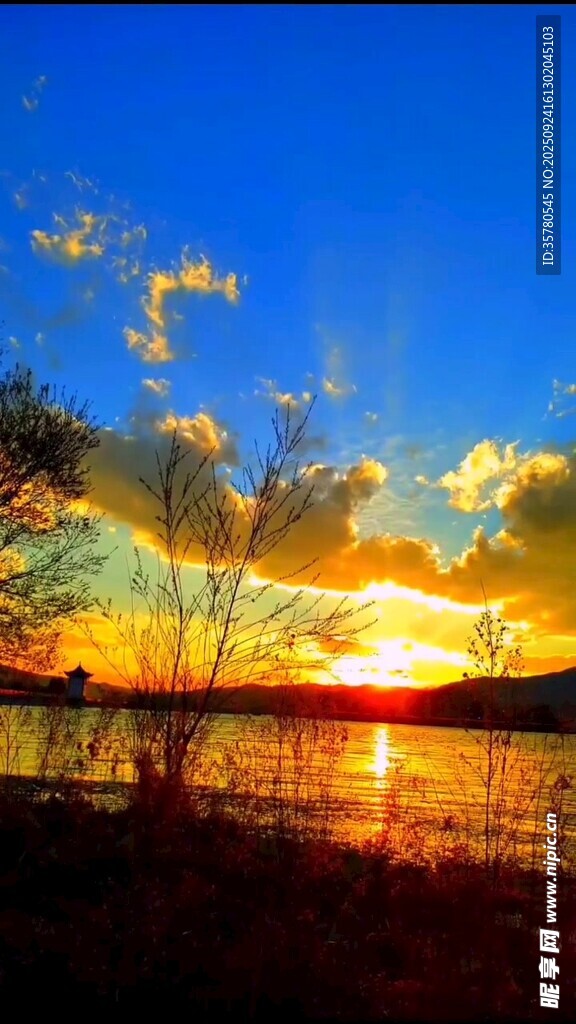 夕陽下的湖畔美景