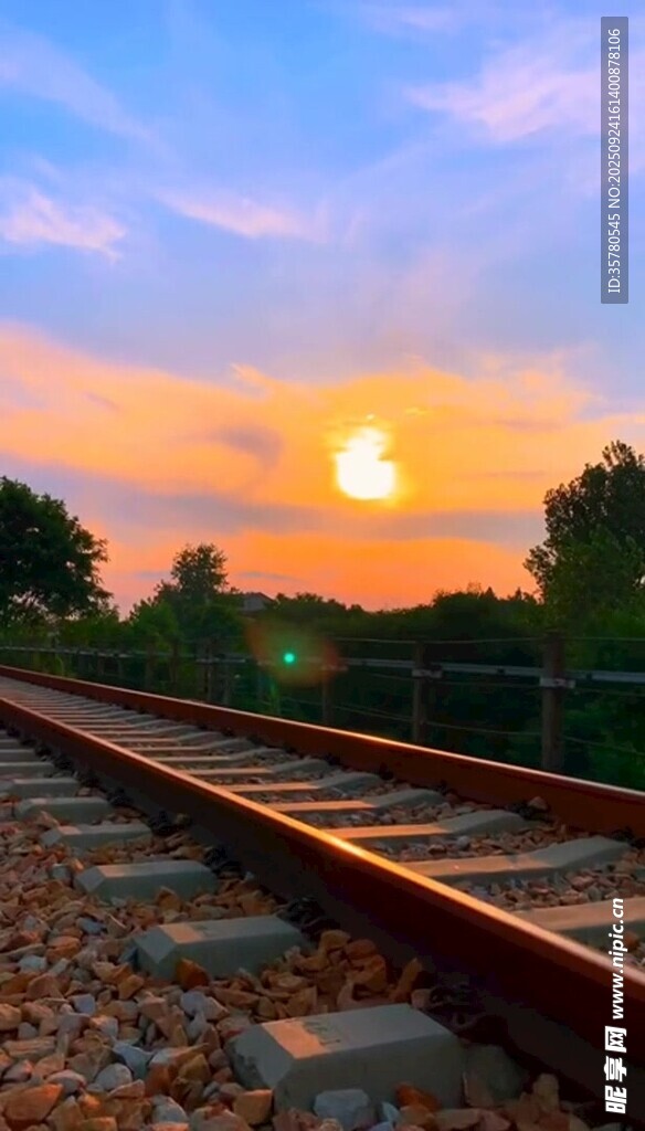 夕陽下的鐵軌美景