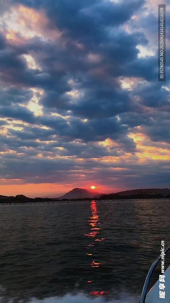 夕陽下的湖面與絢麗云彩