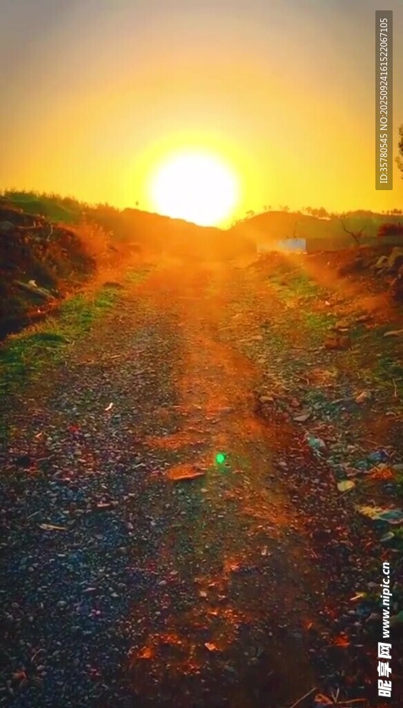 夕陽下的鄉(xiāng)間小路