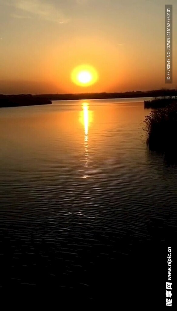 夕陽下的靜謐湖面