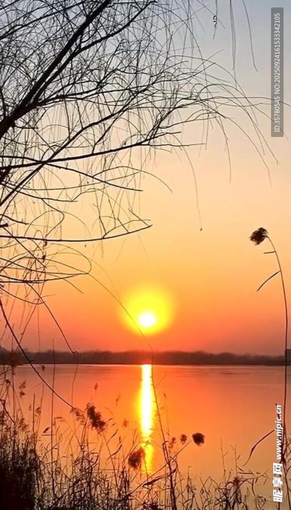 夕陽(yáng)下的湖畔美景