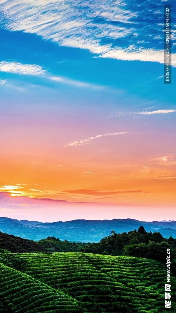山間絢麗晚霞美景