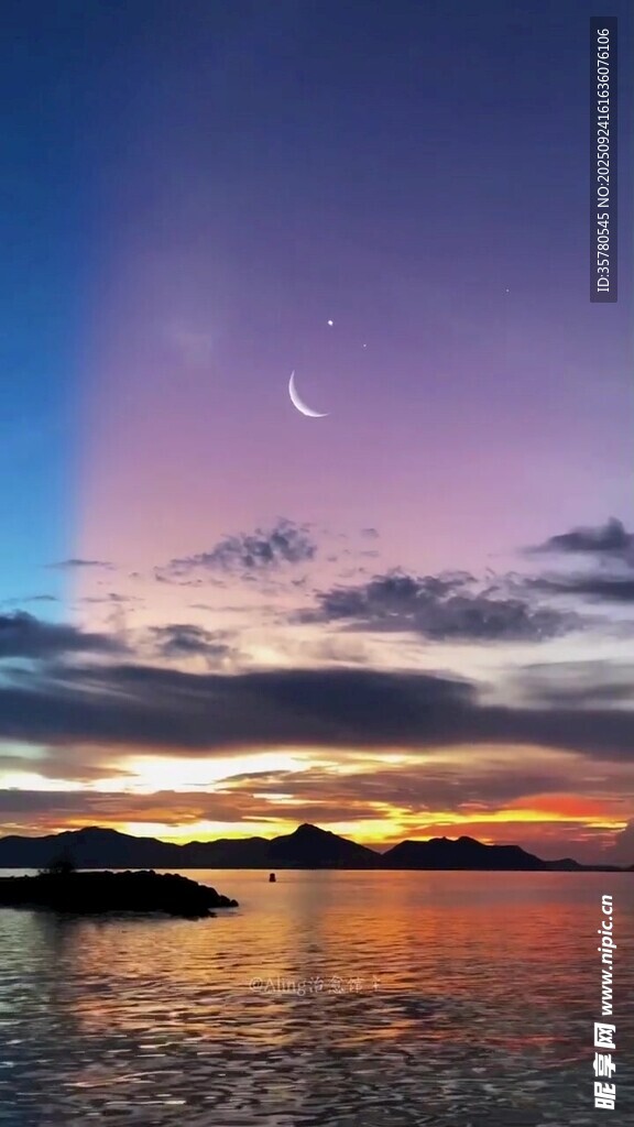 海邊黃昏時(shí)的彎月美景