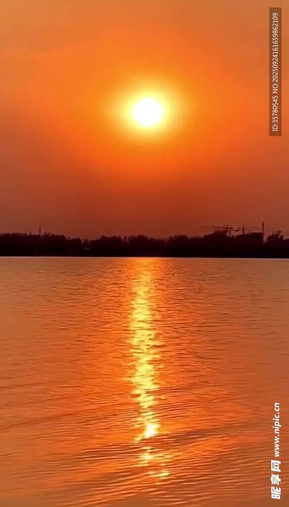 夕陽下的平靜湖面