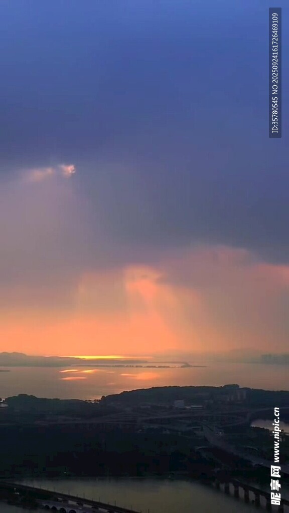 夕陽下的壯麗天空與橋梁