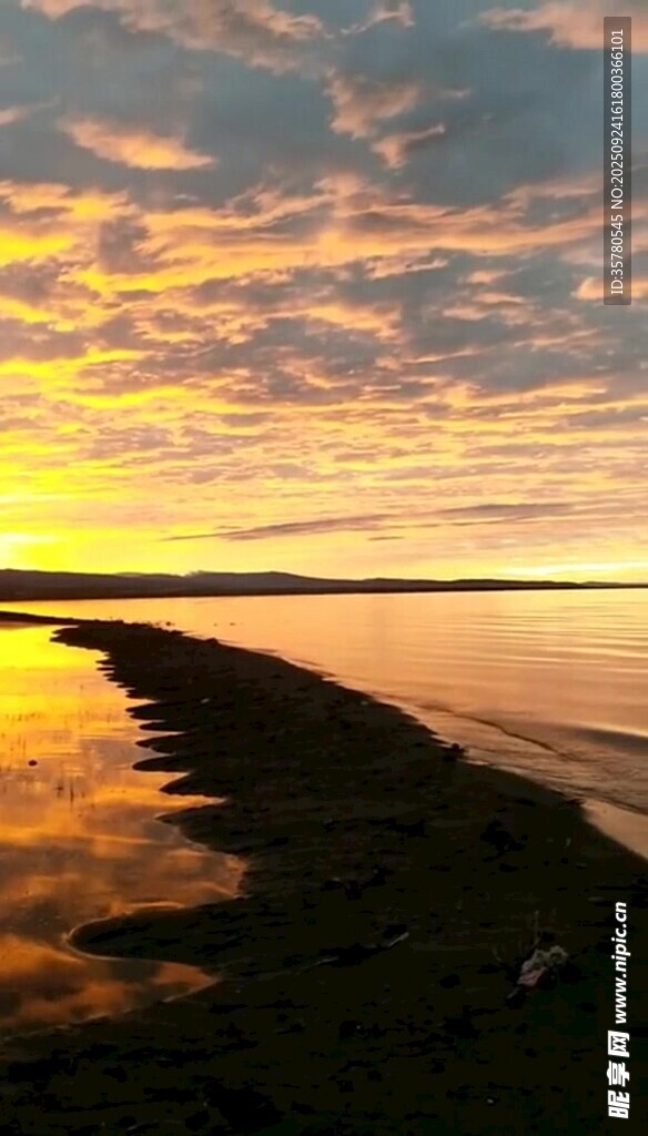 夕陽下的寧靜湖畔美景