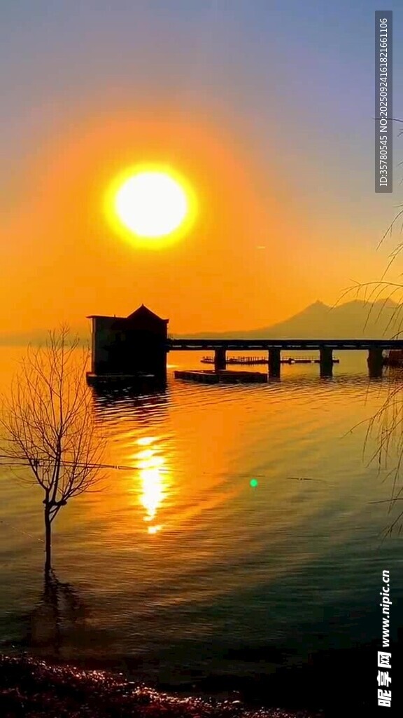 夕陽下的湖面與棧橋美景