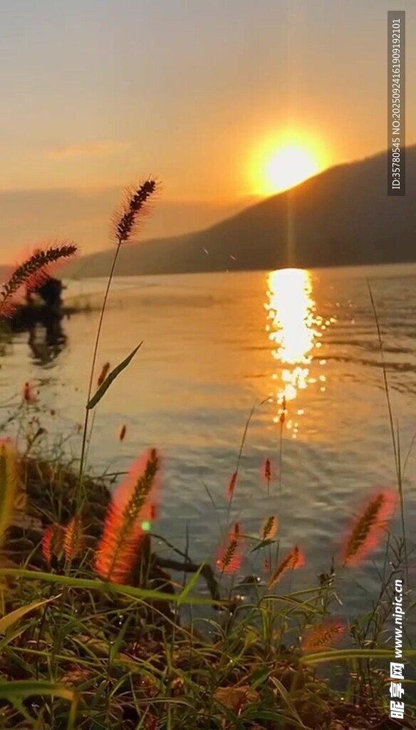 夕陽下湖畔的靜謐美景