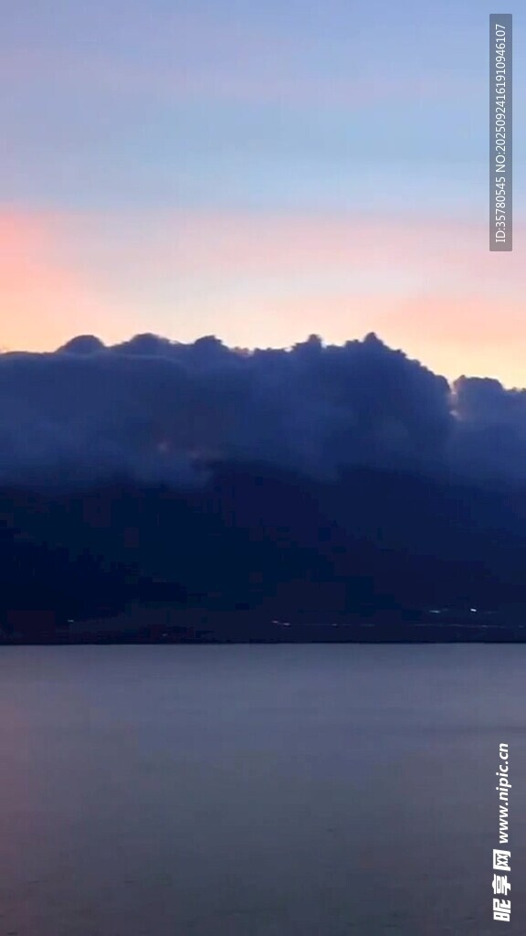 湖畔暮色中的壯麗山巒