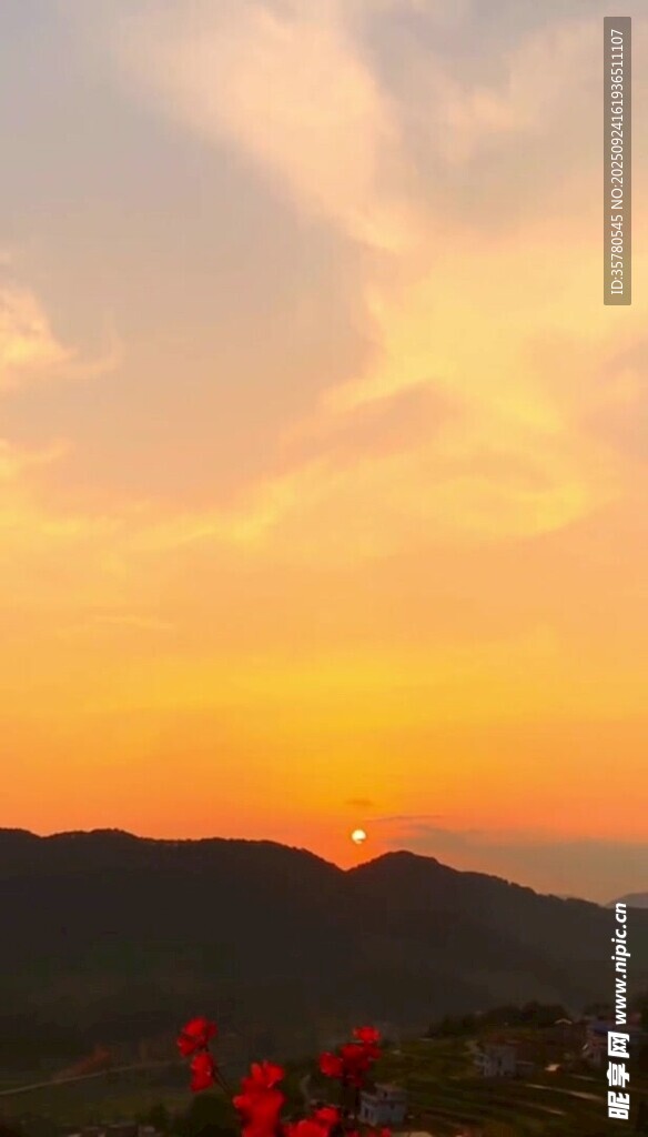 山間日落美景