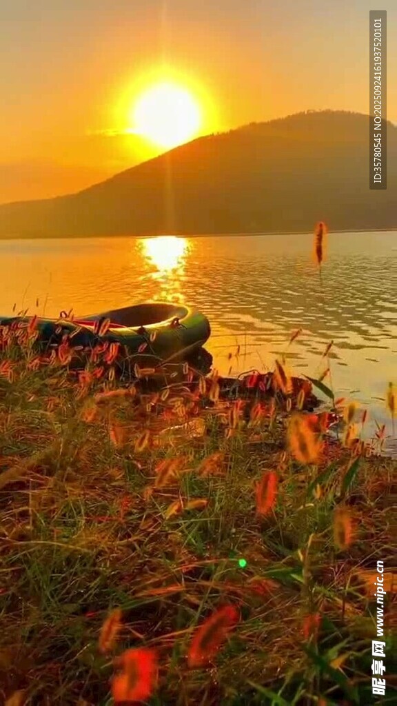 夕陽下湖畔的絢爛景致