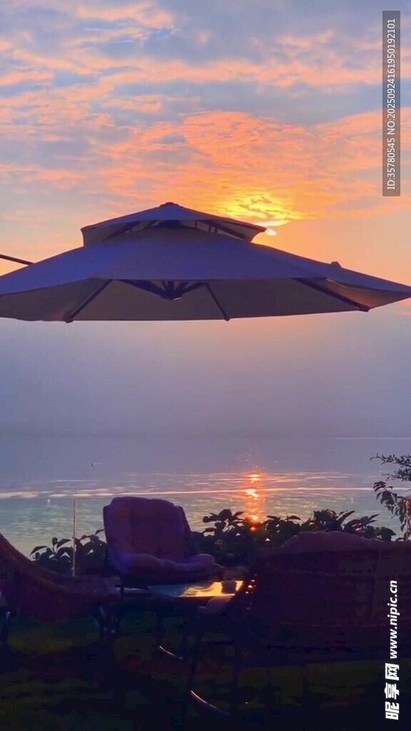 海邊日落時(shí)的愜意戶外場(chǎng)景