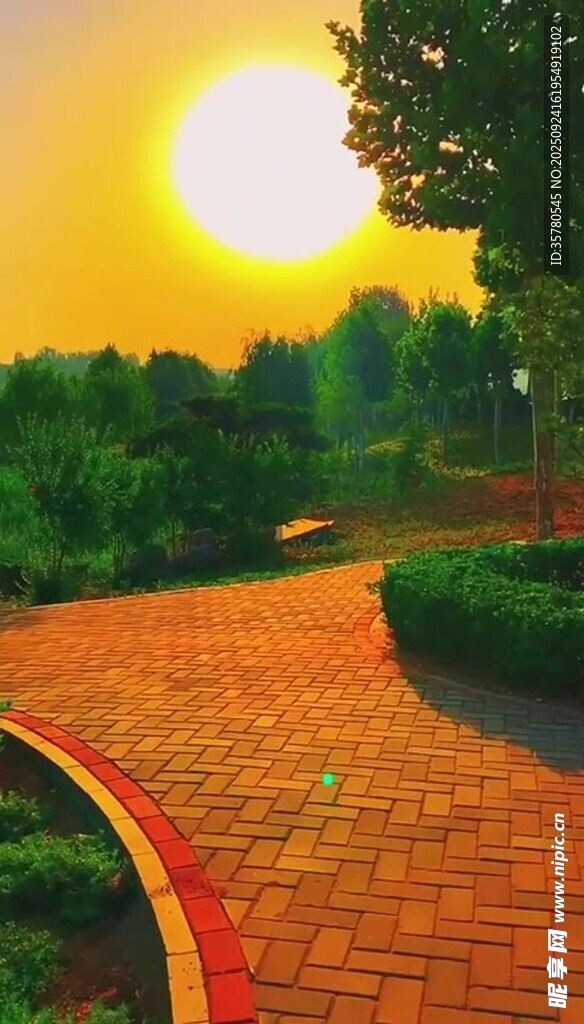 夕陽(yáng)下的紅磚小徑美景