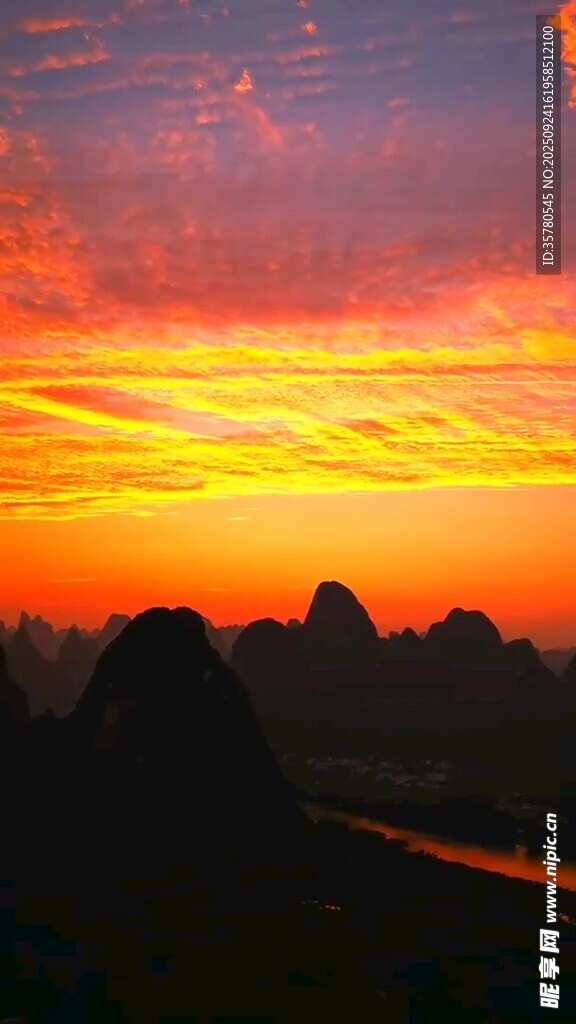 壯麗晚霞下的山水剪影
