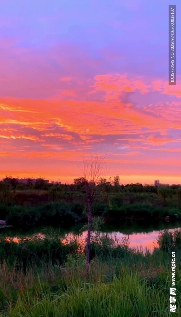 湖畔絢爛晚霞美景