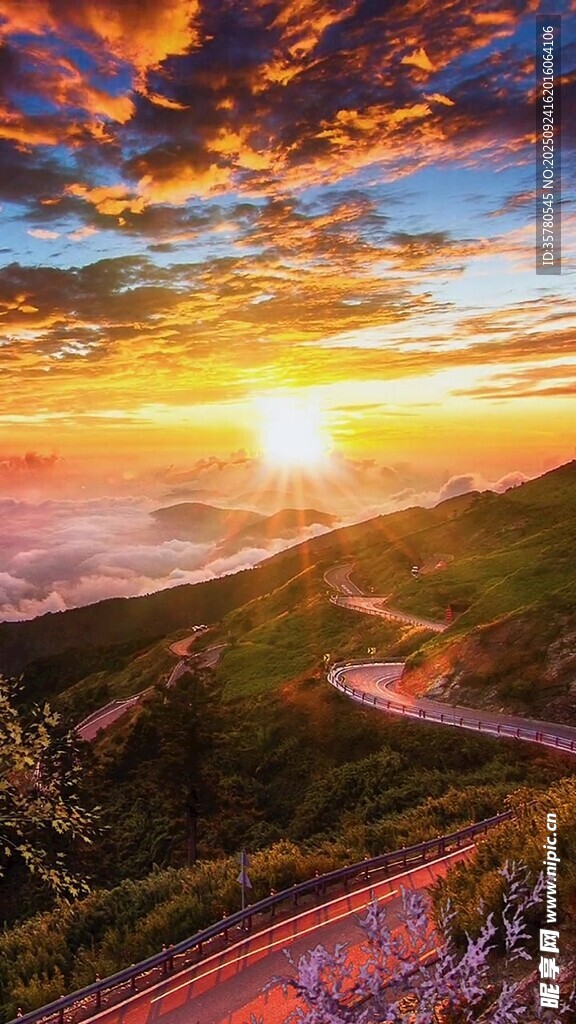 山間夕陽下的壯美公路景觀