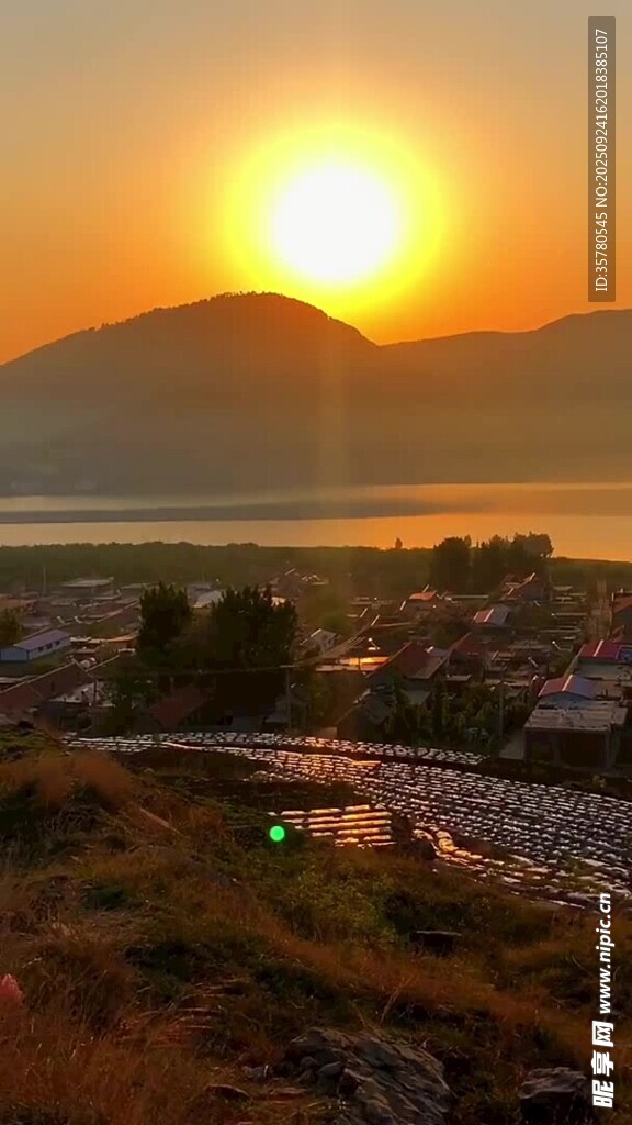 夕陽下的湖畔城鎮(zhèn)美景