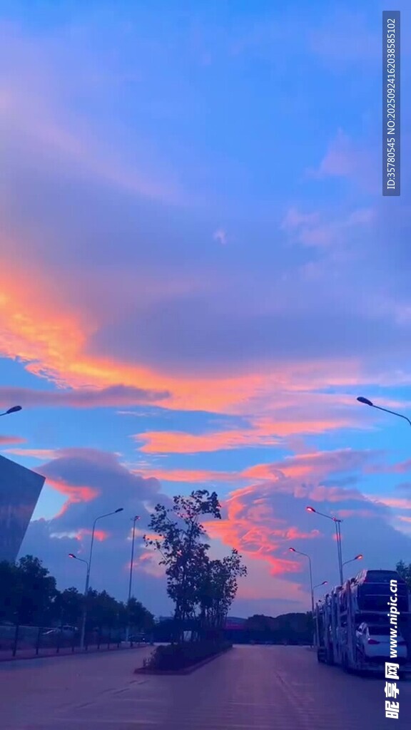 夕陽下的城市與絢爛天空