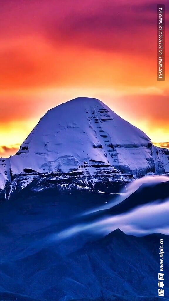 壯麗雪山映絢麗晚霞