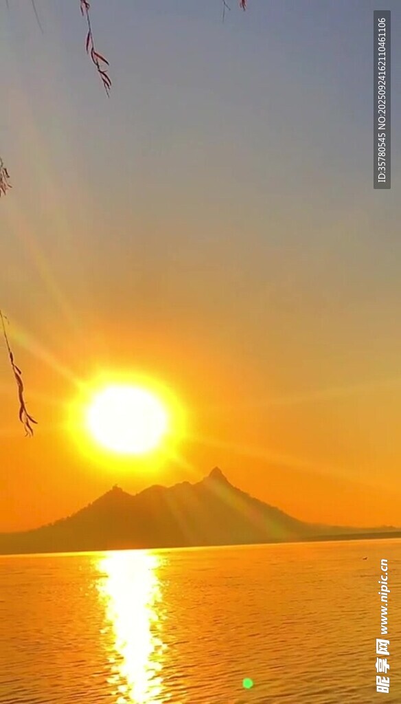 夕陽下的遠山與波光湖面